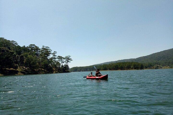 Erleben Sie SUP- oder Kajaktour mit einem Guide in Tuyen Lam Lake