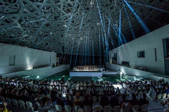 ルーブル美術館とカスル アル ワタンのプライベート送迎付きツアー