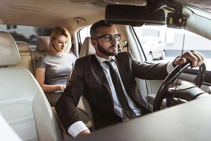 Transferência privada do aeroporto Al Maktoum para a cidade de Dubai