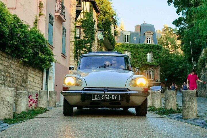 Det väsentliga i Paris i en klassisk öppen toppbil Citroën DS