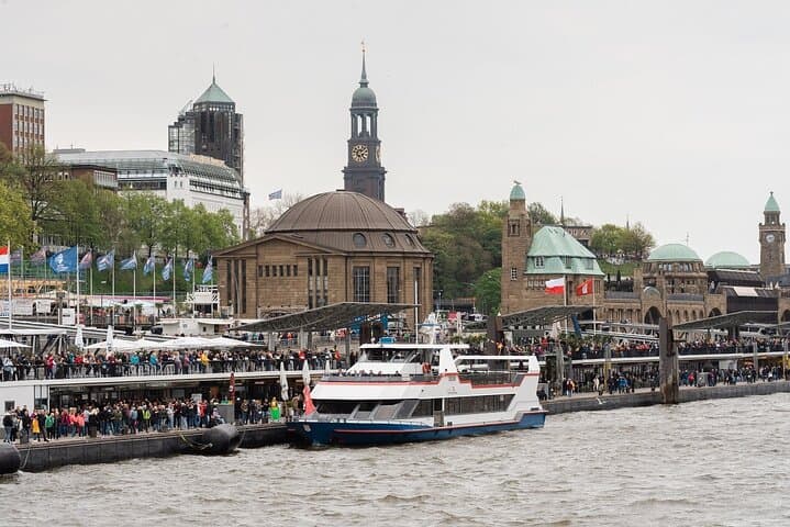 Large XXL harbor tour for 2 hours of experiencing the Elbe