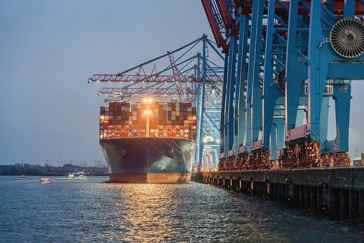 Large XXL harbor tour for 2 hours of experiencing the Elbe