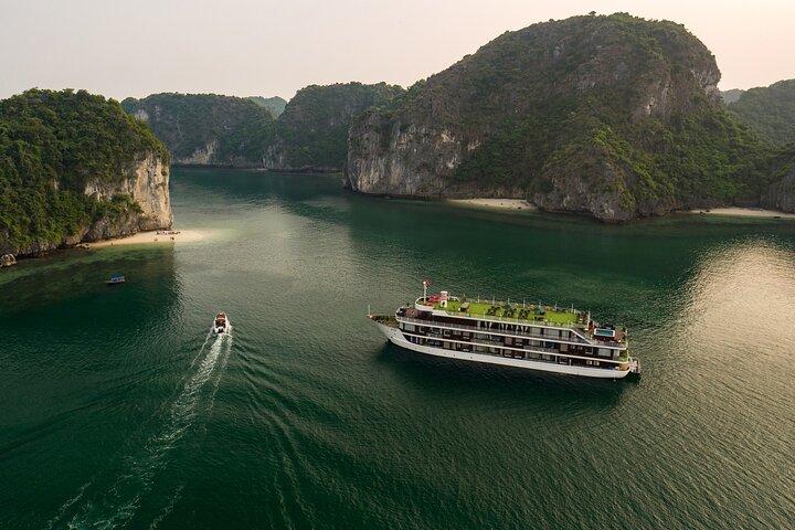 Luxuriöse Nachtkreuzfahrten in die Halong-Bucht und die Lan-Ha-Bucht