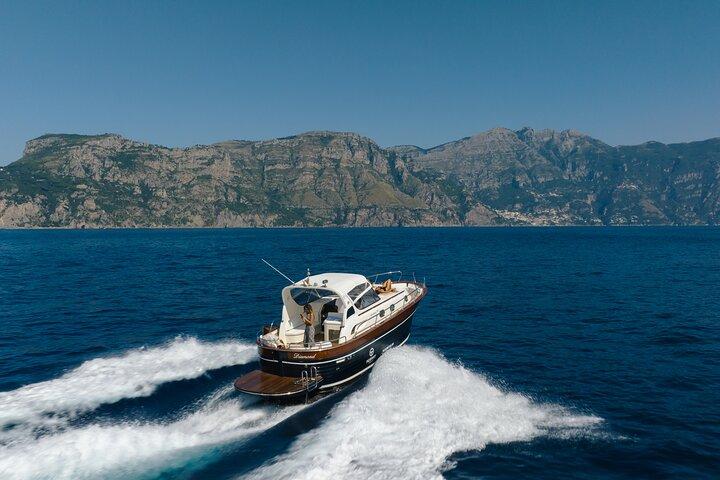 Privat Capri Day Tour fra Sorrento på en 38ft motorbåd