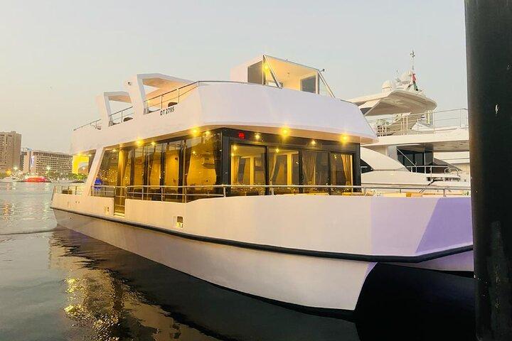 Crociera in catamarano con cena all'Al Jaddaf Waterfront Dubai
