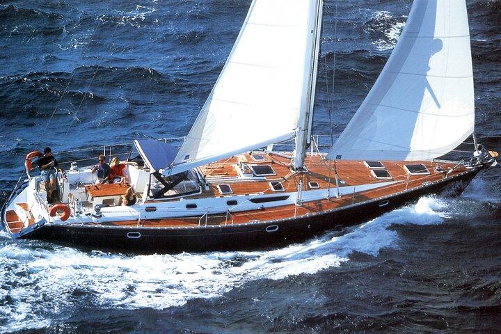 Santorin : Private Segelyacht-Kreuzfahrt mit Essen und Getränken