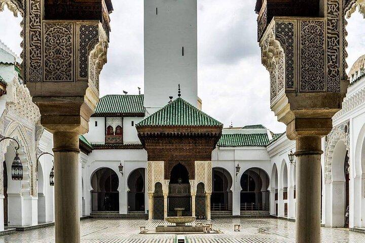 Tour VIP pela Medina de Fez com guia local especializado e vistas panorâmicas das muralhas.