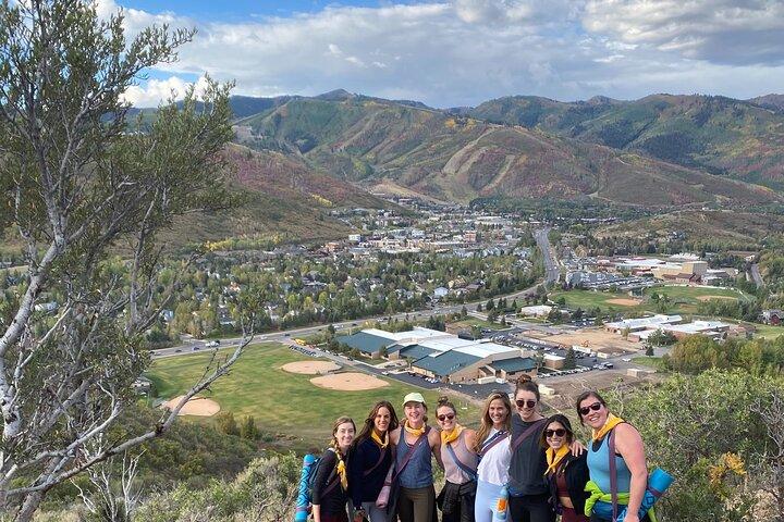 Senderismo y yoga en la cima de una montaña en Park City, Utah
