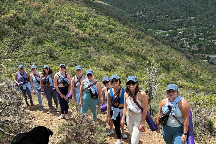 Senderismo y yoga en la cima de una montaña en Park City, Utah