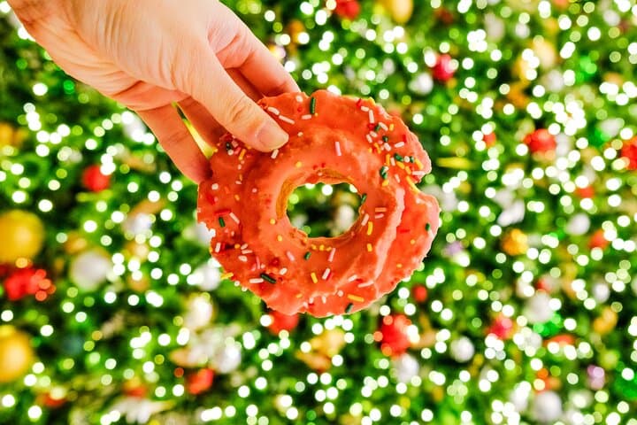Magical Midtown Holiday Tour: Donuts, Lights & Hot Chocolate