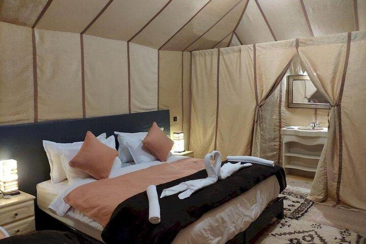 メルズーガ砂丘での豪華な砂漠キャンプと夜のラクダ乗り