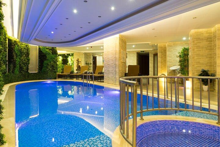 Tradición de baño turco privado, masajes, piscina y sauna.