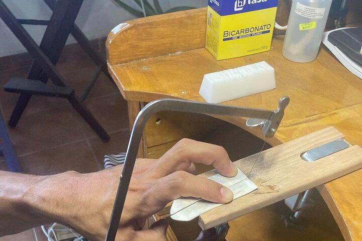 Maak je eigen zilveren ring in een privé sieradenatelier