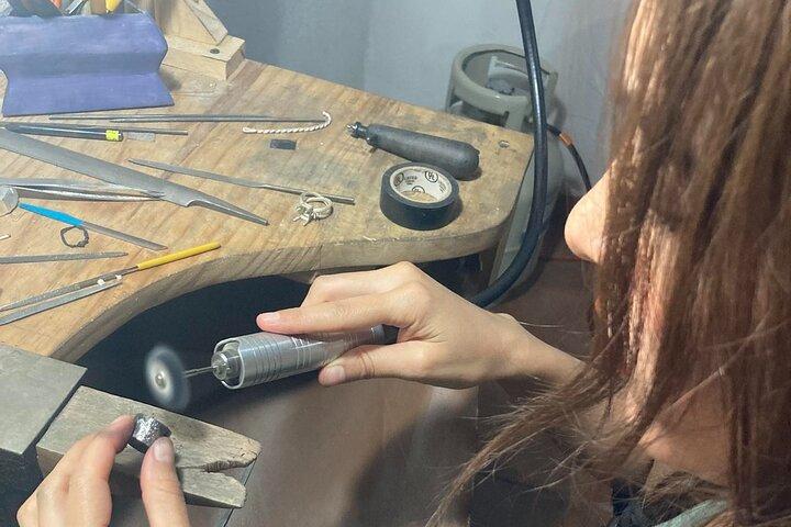 Maak je eigen zilveren ring in een privé sieradenatelier