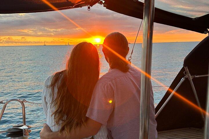 Excursão à vela para grupos pequenos em Waikiki ao pôr do sol
