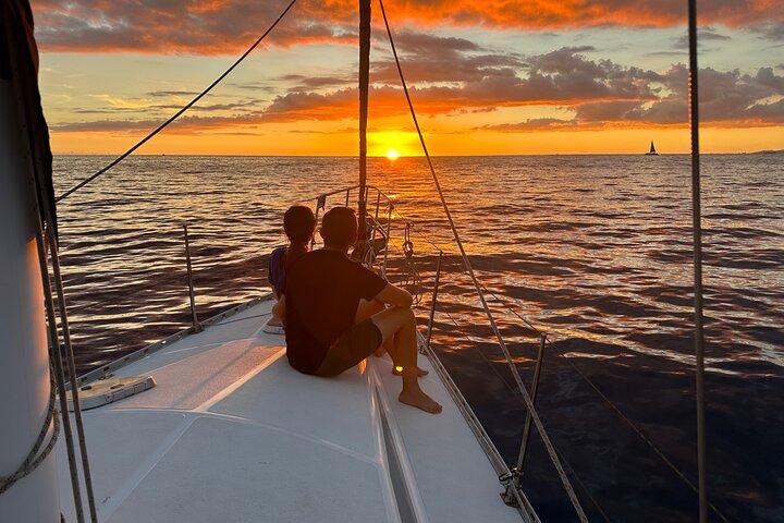 Excursão à vela para grupos pequenos em Waikiki ao pôr do sol
