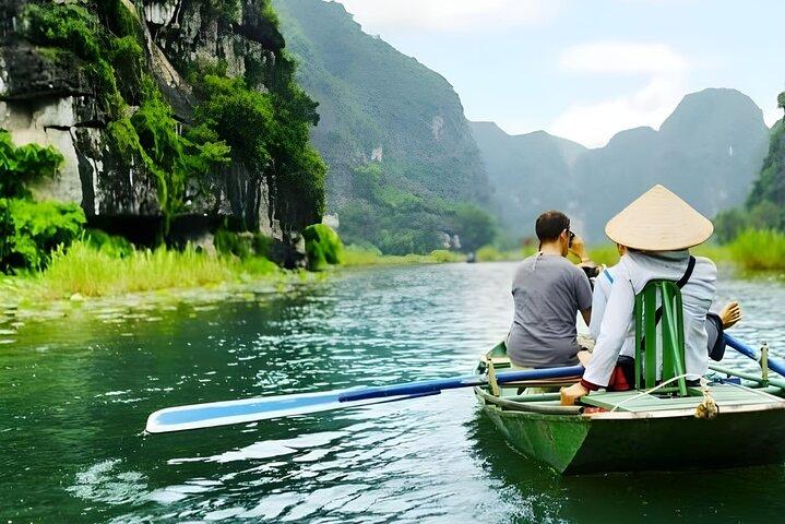 Hoa Lu - Tam Coc - Mua Cave Small Group -Lunchbuffé - Limousine