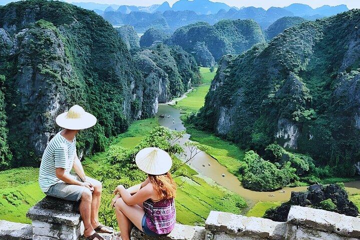 Hoa Lu - Tam Coc - Mua Cave Small Group -Lunchbuffé - Limousine
