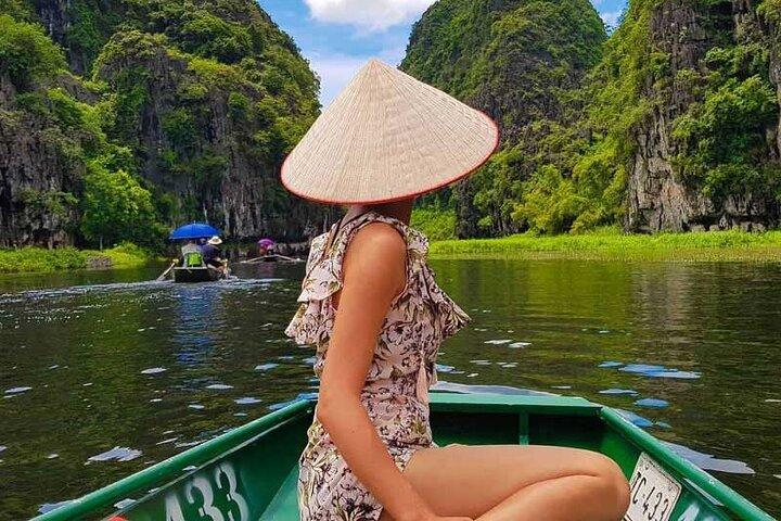 Hoa Lu - Tam Coc - Mua Cave Small Group -Lunchbuffé - Limousine