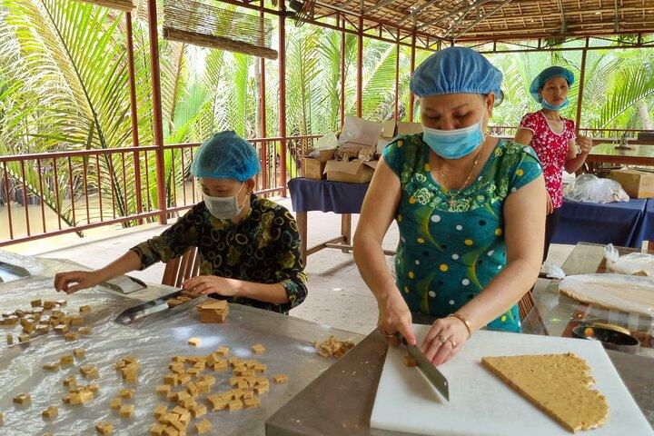 Visita de dia inteiro ao Mekong Zigzag: Scooter, Sailboat, Food (HCM-BenTre)
