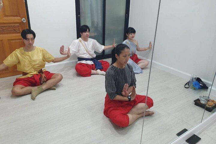 Clase de danza tailandesa en Wat Arun