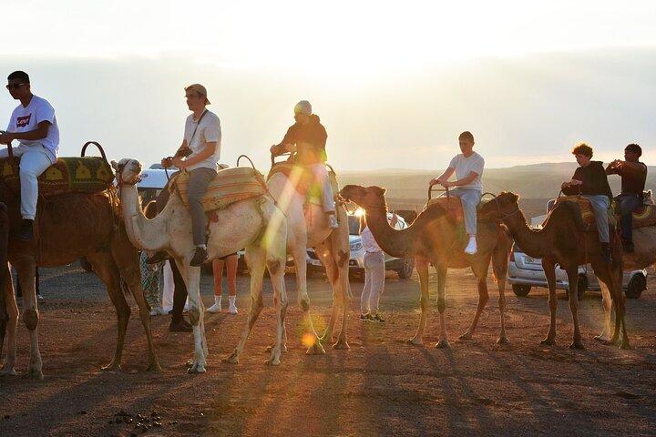Esperienza con cena magica e giro in cammello al tramonto nel deserto di Marrakech