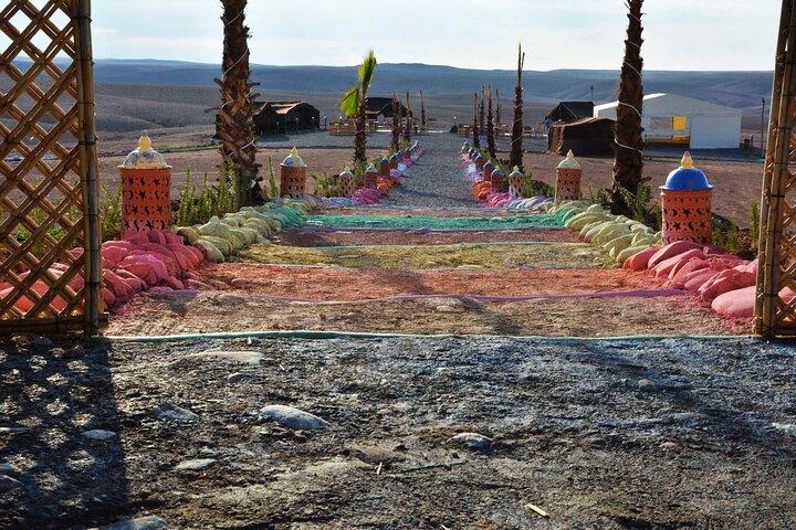 Esperienza con cena magica e giro in cammello al tramonto nel deserto di Marrakech