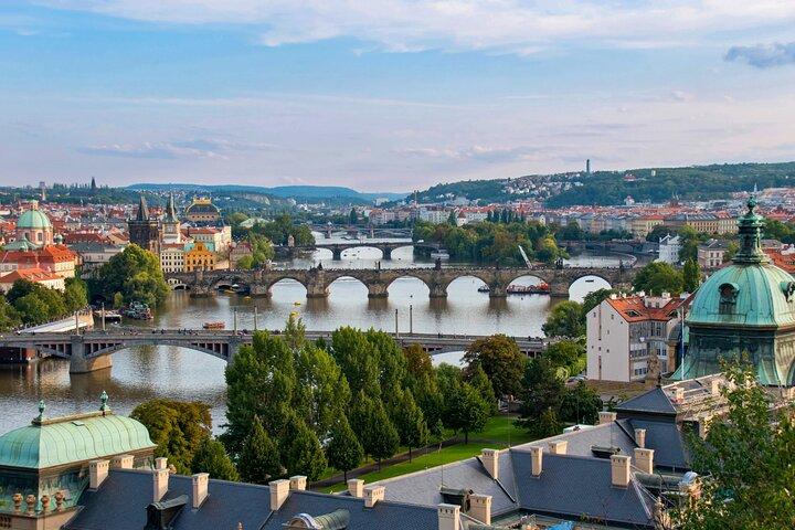 Spring køen over Žižkov tv-tårnet Prag guidet tur