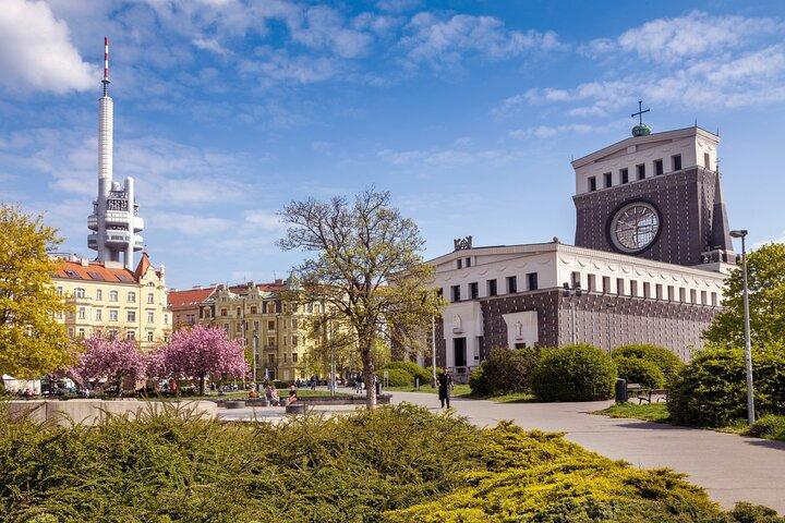 Spring køen over Žižkov tv-tårnet Prag guidet tur