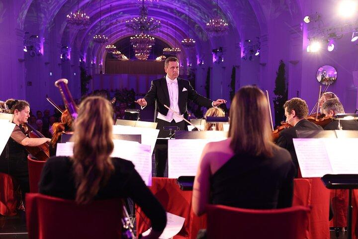 Schönbrunn: Slotsrundvisning efter lukketid, julemarked og koncert