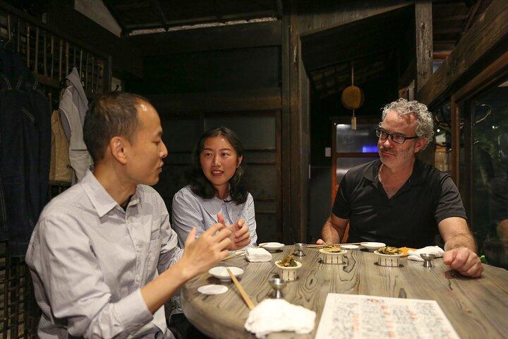 Excursão privada de comida e sake no centro de Kyoto com Sake Sommelier