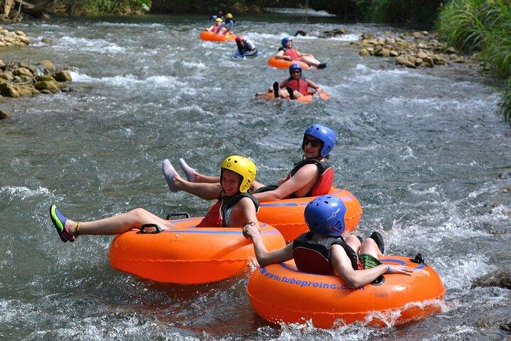 Jungle River Tubing en strandavontuur met vervoer