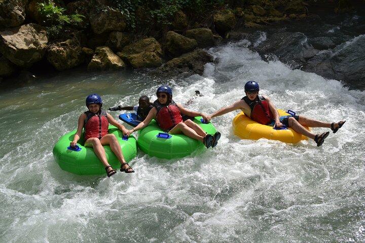 Jungle River Tubing en strandavontuur met vervoer