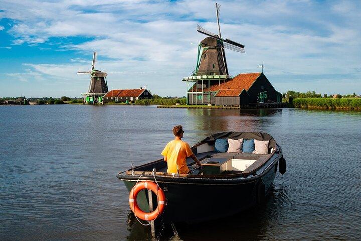 Cruzeiro privado no moinho de vento Zaanse Schans em barco de luxo