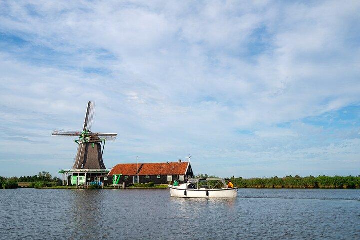 Cruzeiro privado no moinho de vento Zaanse Schans em barco de luxo