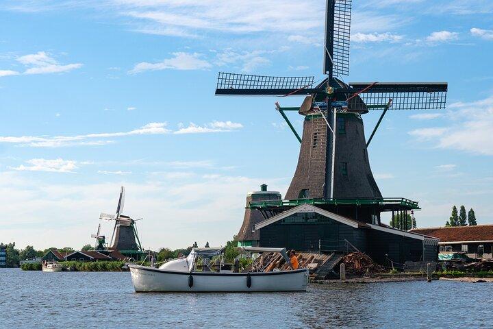 Cruzeiro privado no moinho de vento Zaanse Schans em barco de luxo