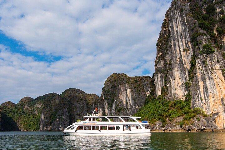 Halong Cruise Day Tour med frokost, Cave Explore & Titop Island