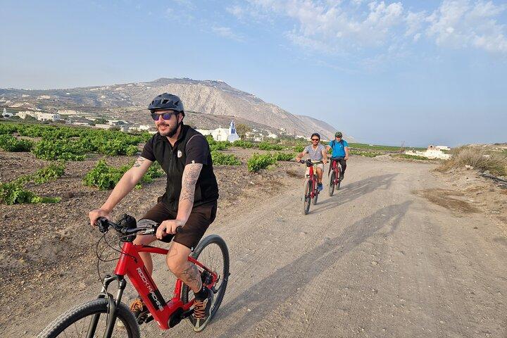 Visita guiada en bicicleta eléctrica para grupos pequeños de Santorini y museo local del tomate