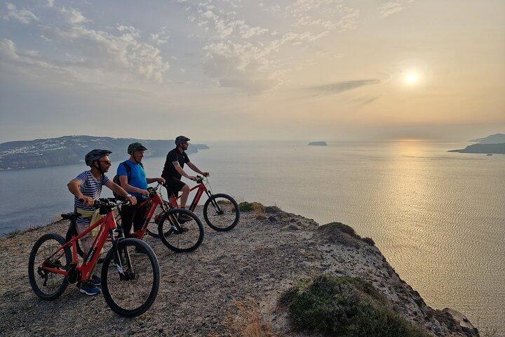 サントリーニ島電動自転車サンセットツアー体験