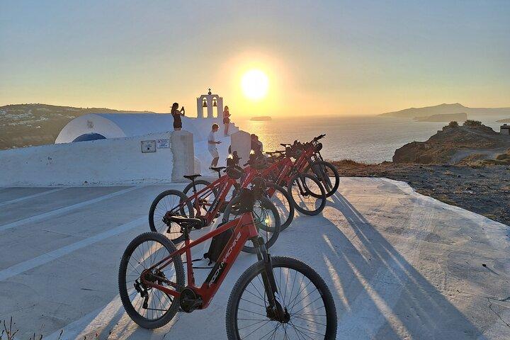 Experiencia del tour al atardecer en bicicleta eléctrica por Santorini