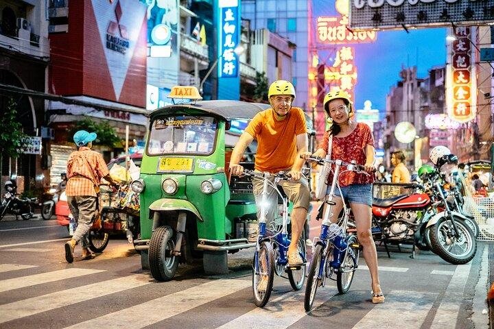 Excursão de bicicleta noturna em Bangkok - Pickup & Dinner