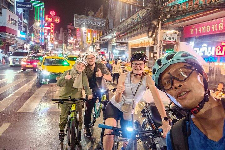Excursão de bicicleta noturna em Bangkok - Pickup & Dinner