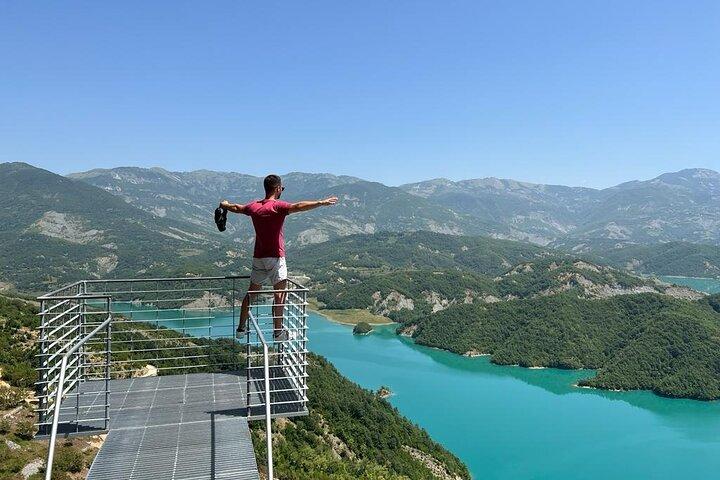 Tour privato di un giorno al lago Bovilla e alla città di Kruja da Tirana