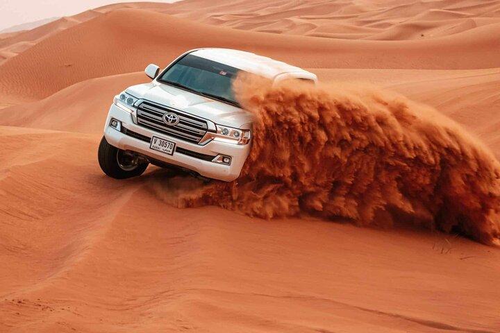 Tour serale nel deserto con cena barbecue e spettacolo dal vivo a Dubai