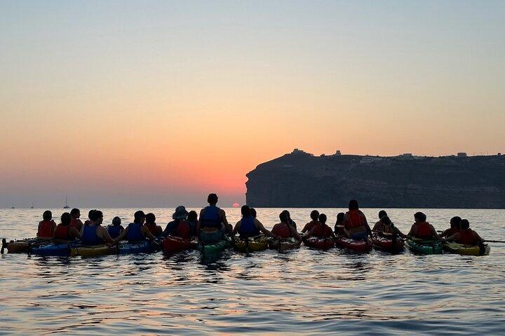 Santorini Sea Kayak – Vulkanfelsen, versteckte Meereshöhlen & Picknick