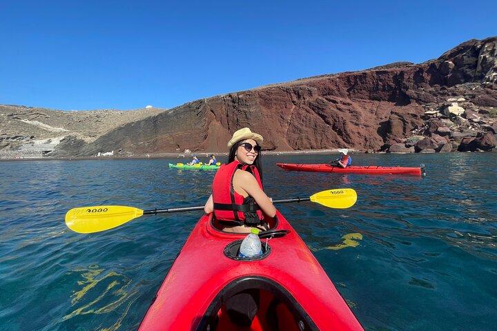 Santorini Sea Kayak – Acantilados volcánicos, cuevas marinas ocultas y picnic