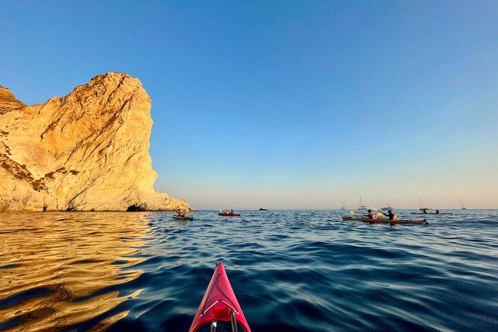 Santorini Sea Kayak – Vulkanfelsen, versteckte Meereshöhlen & Picknick