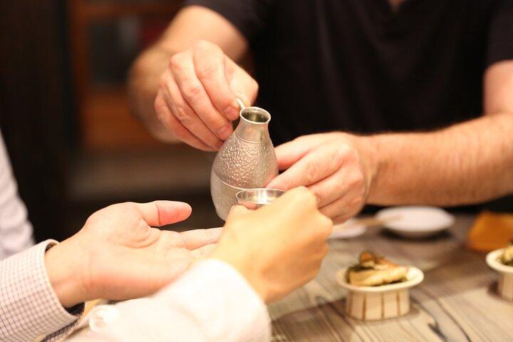 Excursão privada de comida e sake no centro de Kyoto com Sake Sommelier