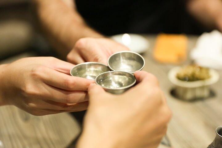 Excursão privada de comida e sake no centro de Kyoto com Sake Sommelier