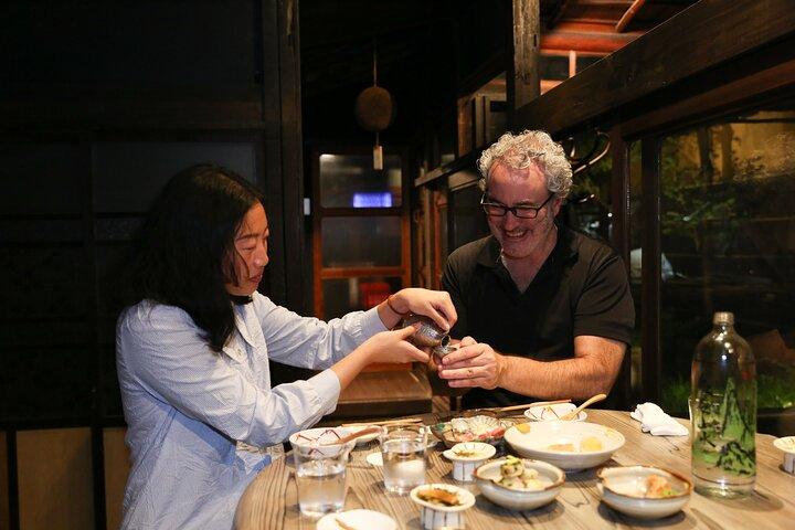 Excursão privada de comida e sake no centro de Kyoto com Sake Sommelier